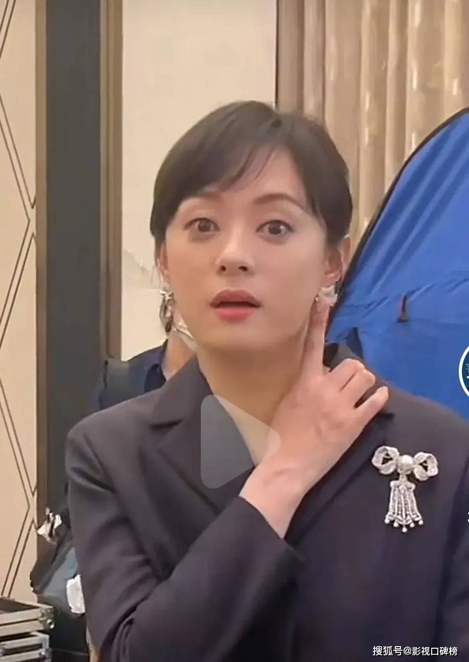 孙俪女儿11岁生日，小花被爸妈夹着吻，她的表情搞笑，神态似爸爸