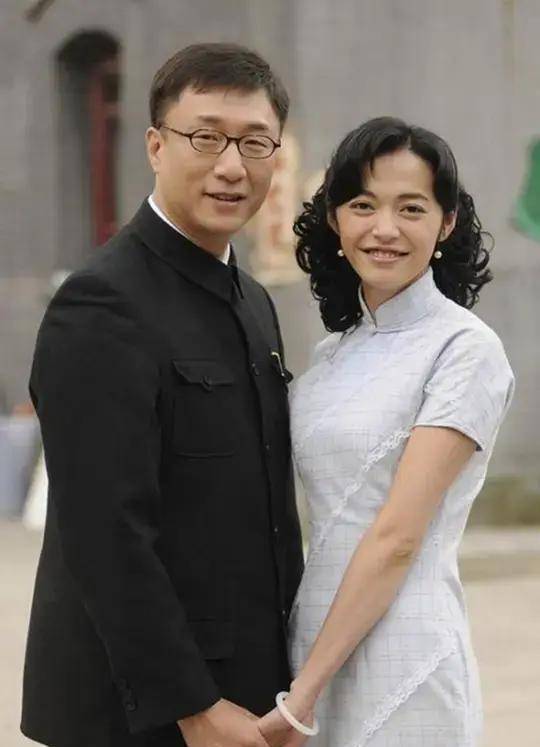 54岁孙红雷陪娇妻王骏迪打台球, 眼神温柔, 画面温馨动人