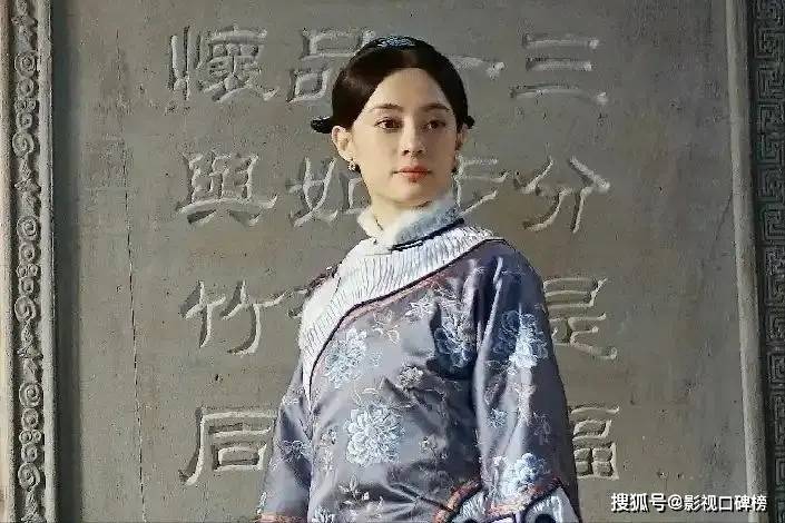 孙俪女儿11岁生日，小花被爸妈夹着吻，她的表情搞笑，神态似爸爸