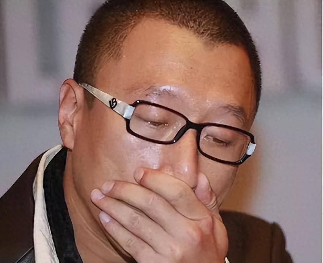 54岁孙红雷陪娇妻王骏迪打台球, 眼神温柔, 画面温馨动人