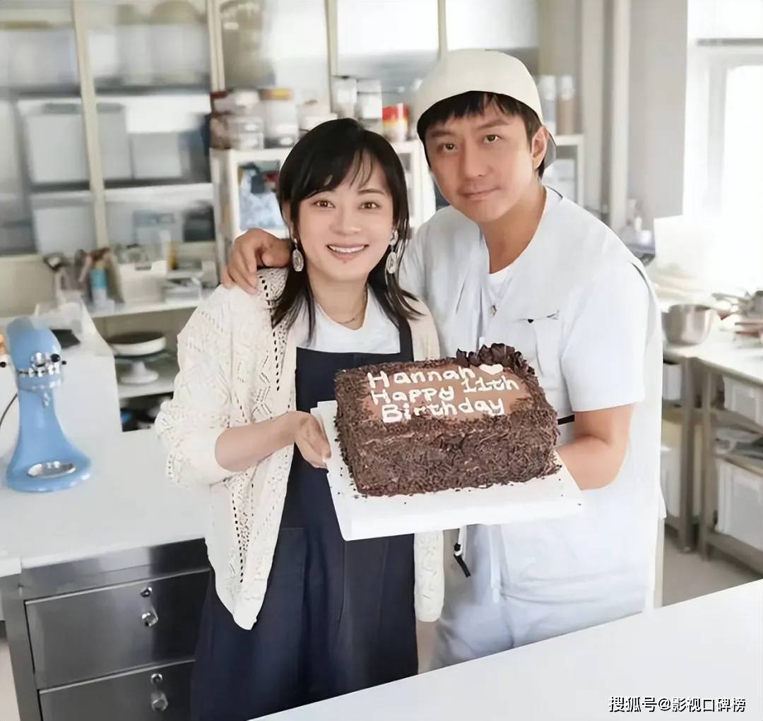 孙俪女儿11岁生日，小花被爸妈夹着吻，她的表情搞笑，神态似爸爸