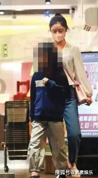 林心如霍建华带女儿出门，霍建华变成“女儿控”，8岁小海豚可爱