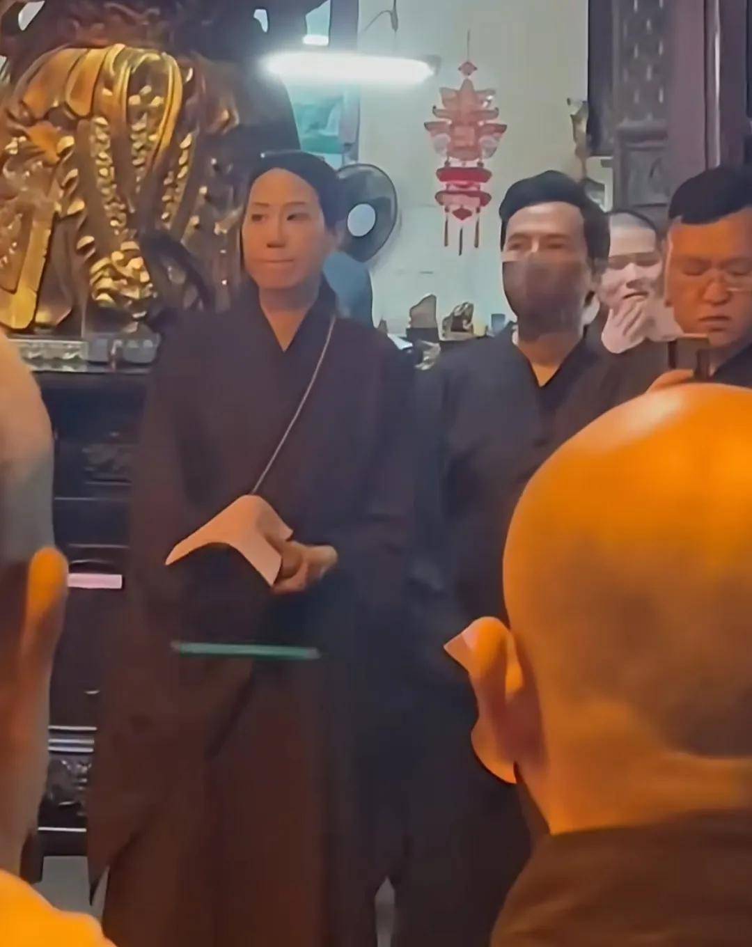 甄子丹和老婆去普陀山，参加浴佛节活动，穿了僧服，看起来好虔诚