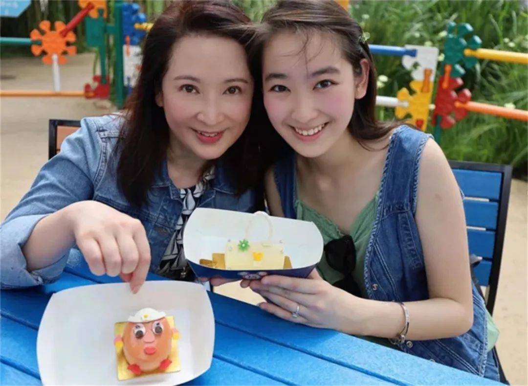 《水饺皇后》马丽的大女儿，香港“最美星二代”，妈妈是龚慈恩
