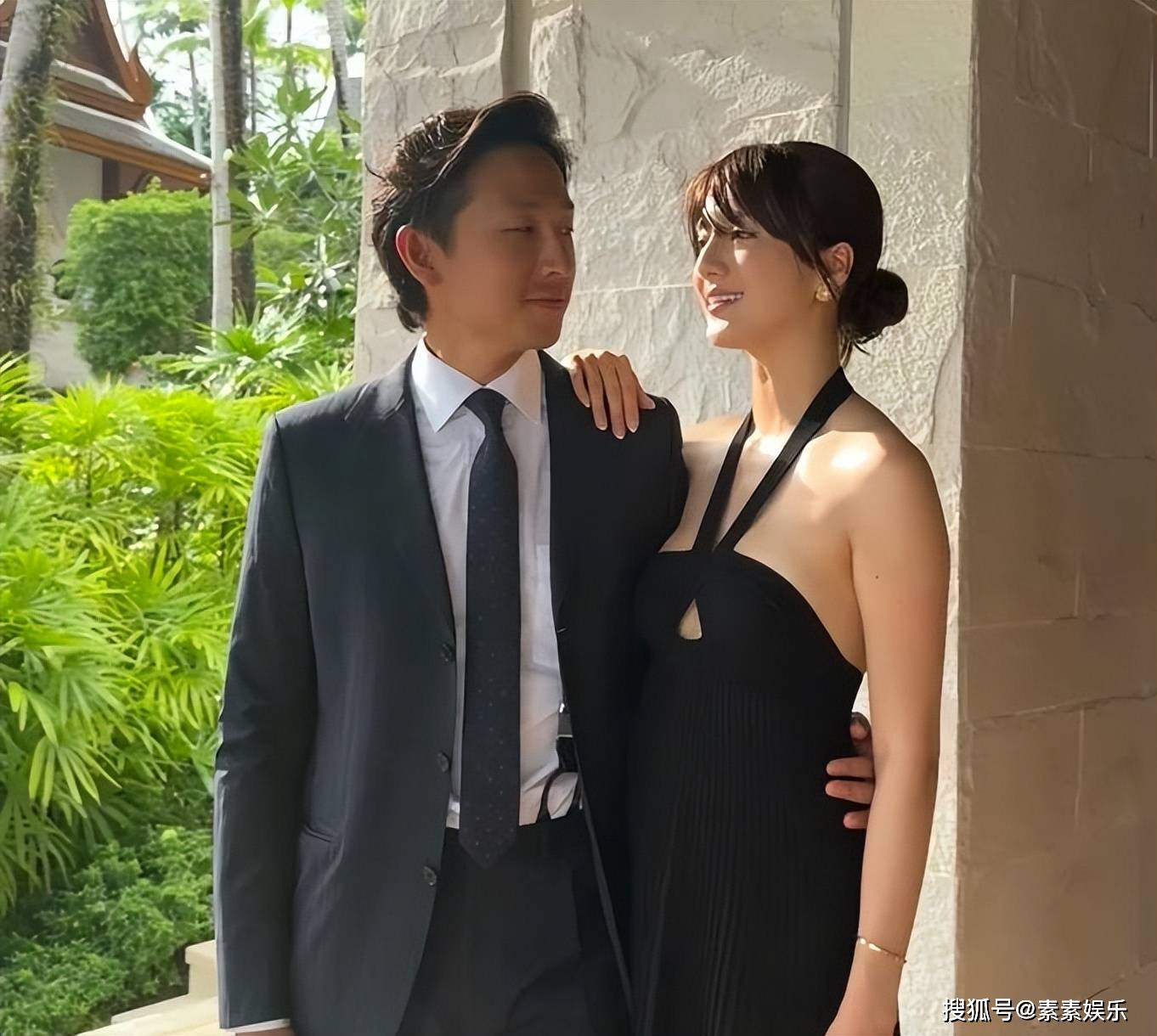 吴千语施伯雄首次以夫妻档参加婚礼，吴千语晒幸福甜蜜照