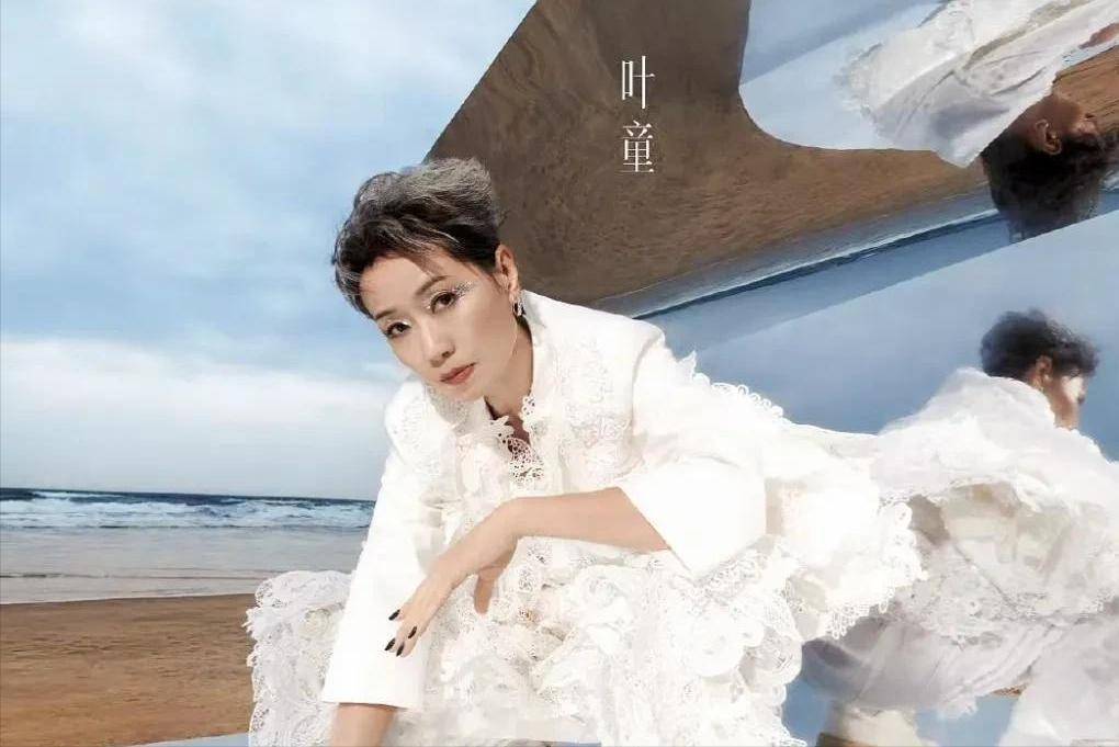 只差5岁，却差距天壤，她“沦落”需保镖搀扶，叶童依旧唱跳自如