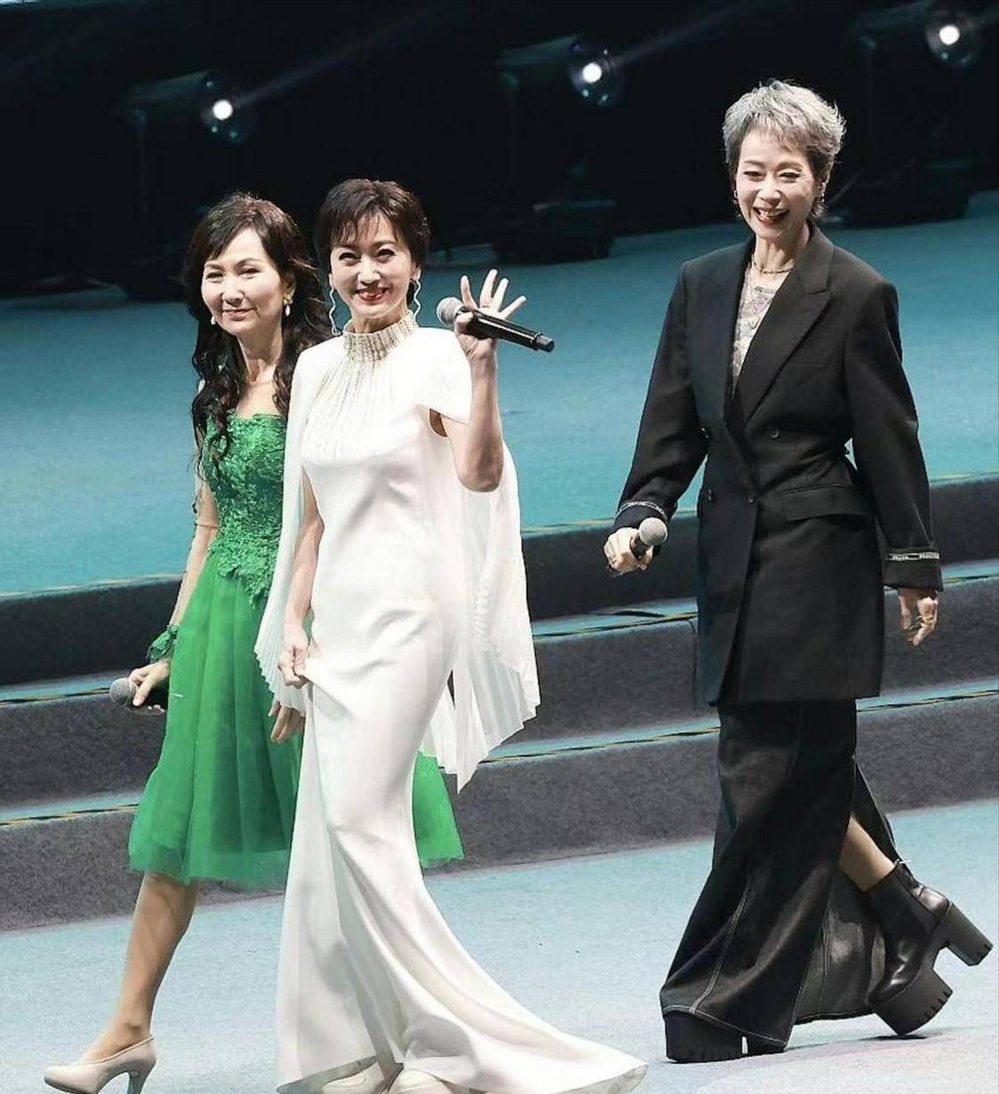 只差5岁，却差距天壤，她“沦落”需保镖搀扶，叶童依旧唱跳自如