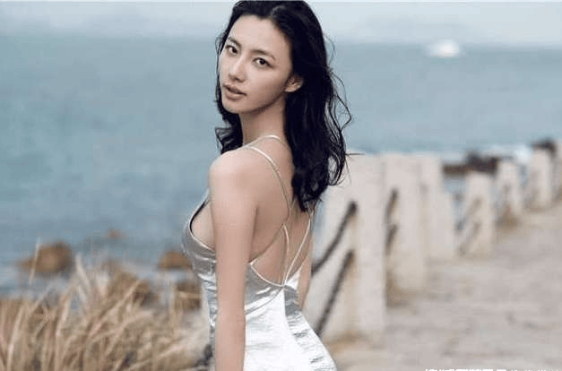 她曾是清纯玉女，因名气不高风格大变，龚玥菲柳岩都没她敢穿！