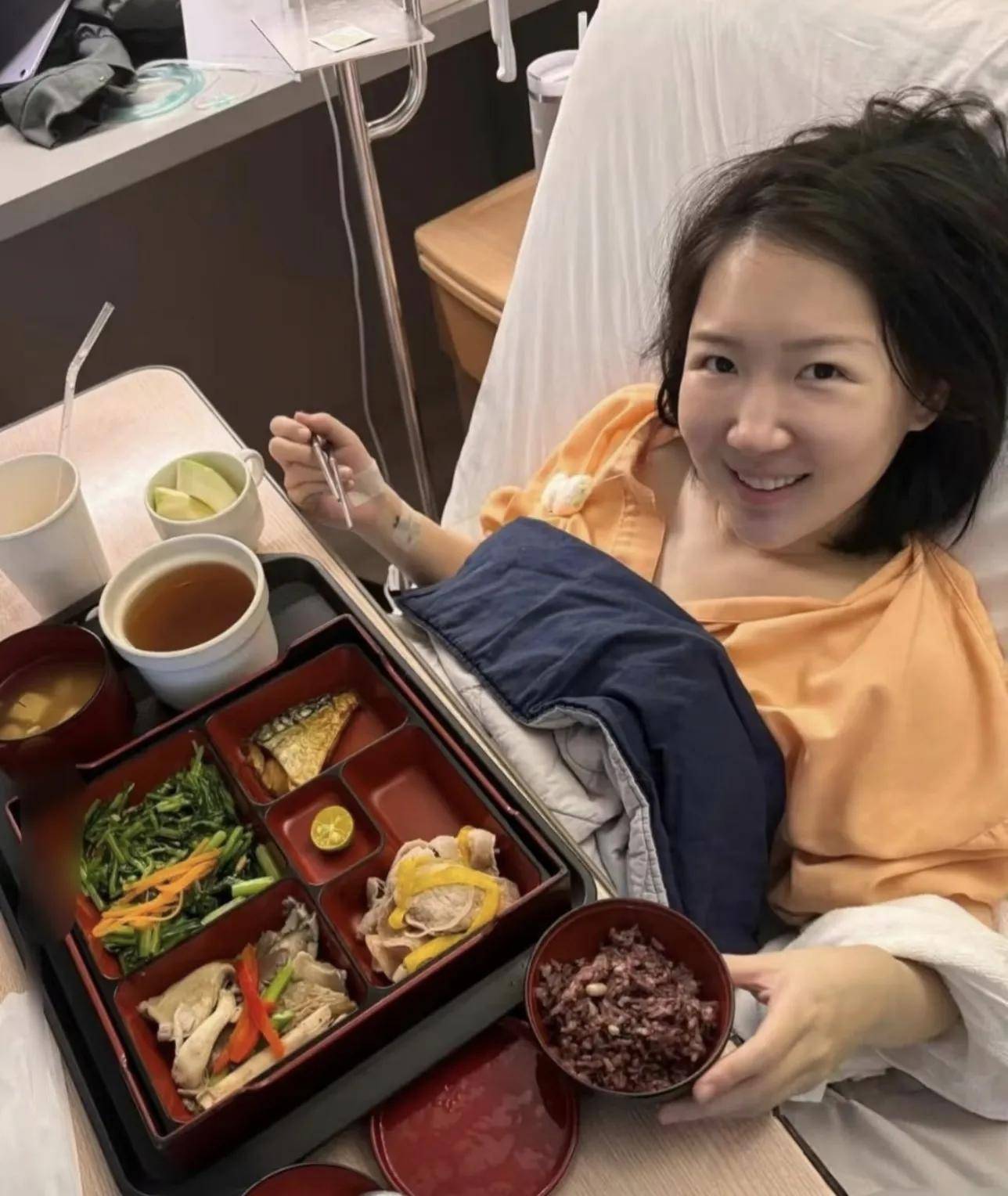 郝劭文在台湾带娃，抱着女儿打游戏，给女儿剪指甲，看起来好温柔