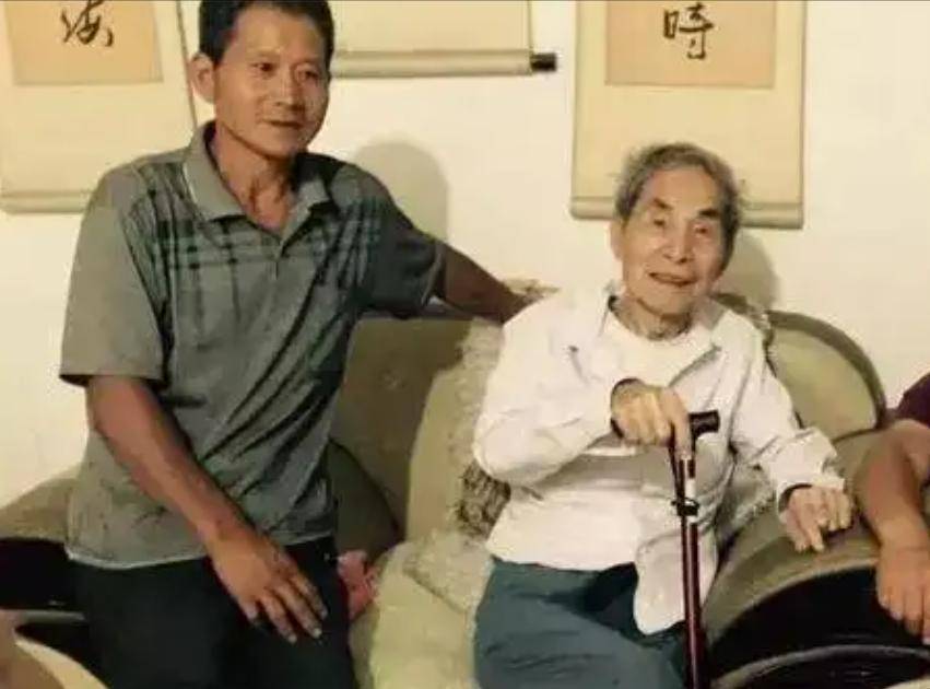 75岁环球旅行美嘉体育下载98岁读硕士105岁考博士：他这一生活得太赚了(图2)