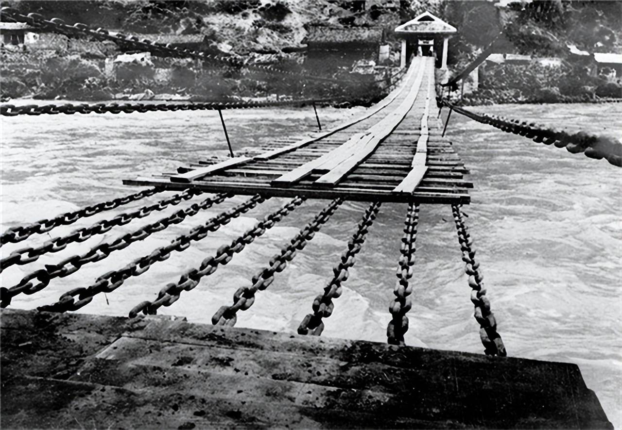 PG电子app1935年红军飞夺泸定桥敌人为何不将铁索炸断？刘文辉：我才不傻(图3)