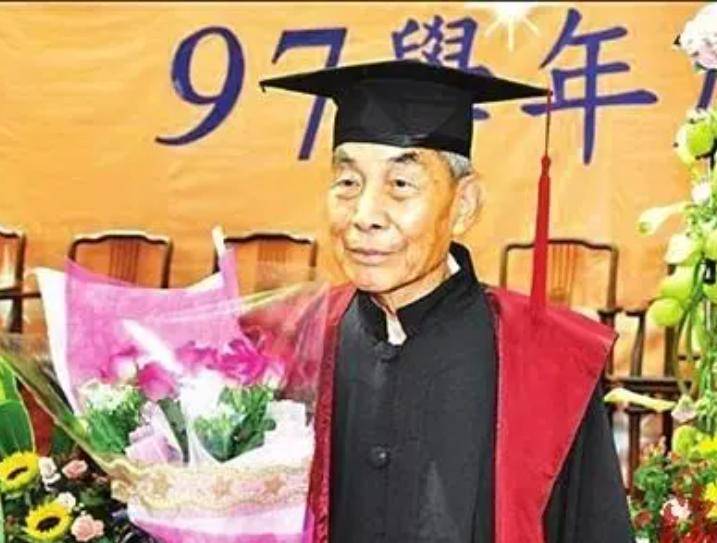 75岁环球旅行美嘉体育下载98岁读硕士105岁考博士：他这一生活得太赚了(图7)