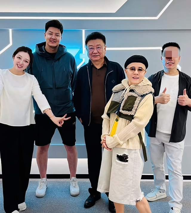 曝金龟子全家现身日本！61岁王宁脸色暗沉，躺在病床上疑做大血净