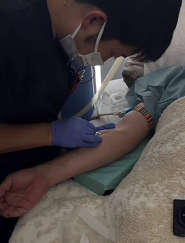 曝金龟子全家现身日本！61岁王宁脸色暗沉，躺在病床上疑做大血净