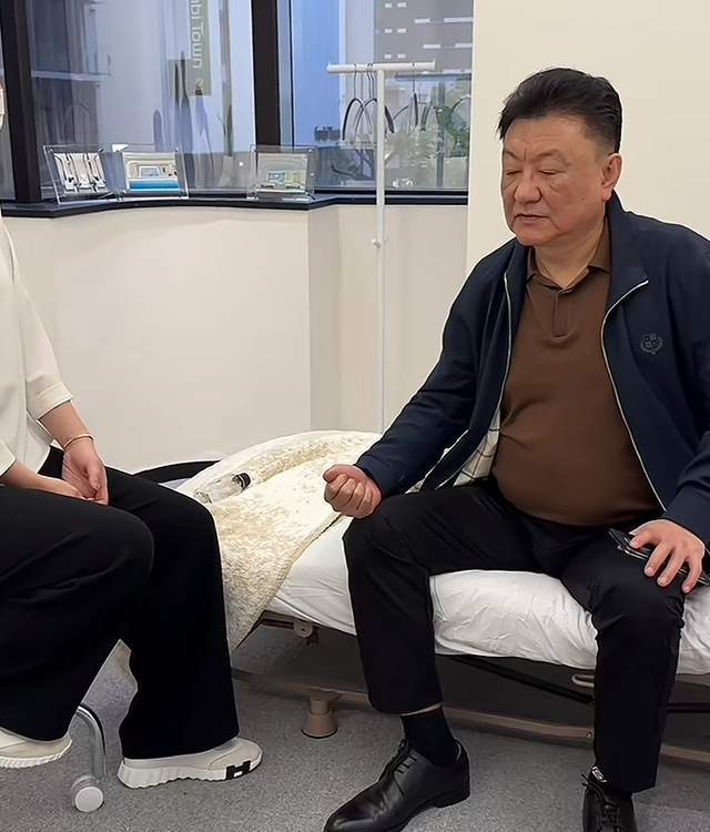 曝金龟子全家现身日本！61岁王宁脸色暗沉，躺在病床上疑做大血净