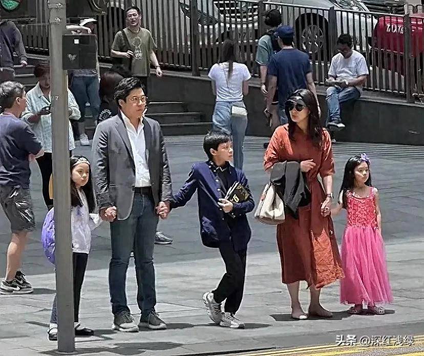 原创香港街头遇见郭晶晶一家，无保镖豪车，亲民朴实，非富豪范儿