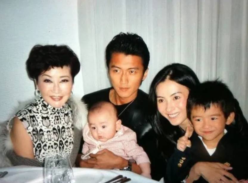 张柏芝的三儿子已长成大小伙，持续冷对四胎传闻，享受带娃的生活