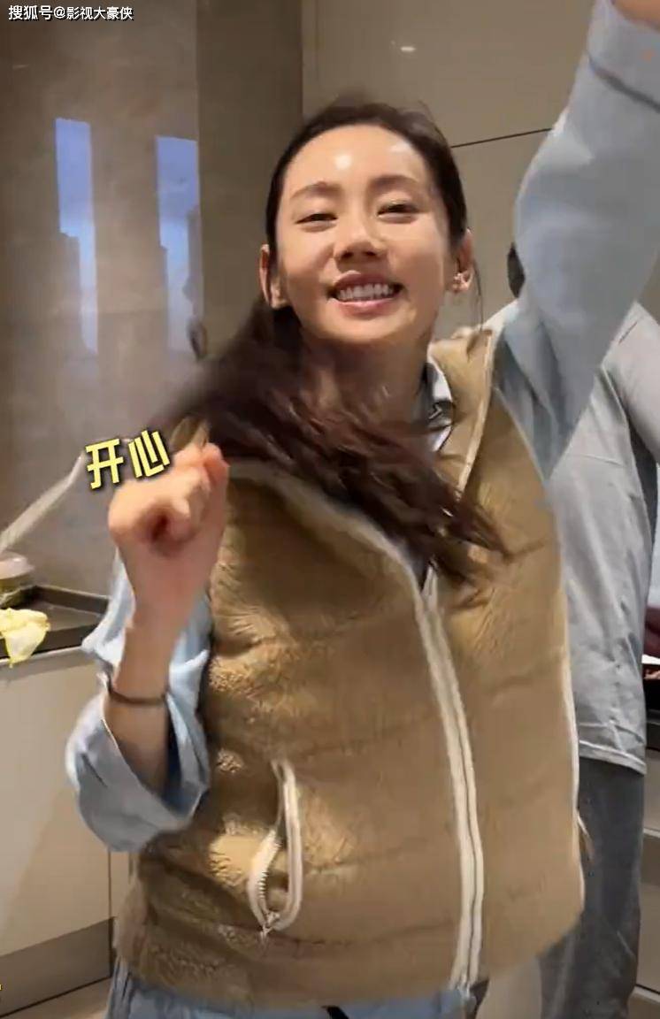 秋瓷炫与公婆共住北京大平层,与公公亲密拥抱像父女,儿子颜值抢镜