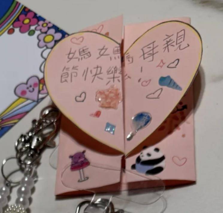 59岁郭富城陪岳母过母亲节，方媛被女儿亲吻，腰身圆润疑怀三胎