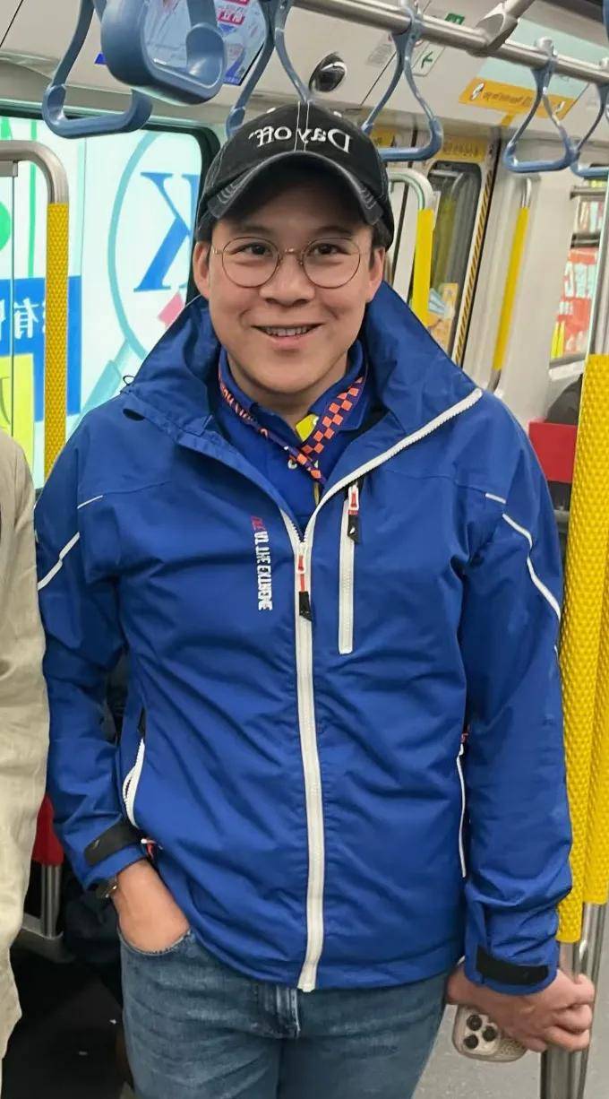原创郭晶晶霍启刚街头现身，霍中怡公主裙惊艳，宛如奶奶朱玲玲！