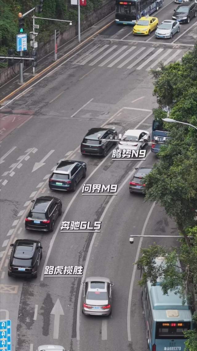 大车也能轻松走街串巷的奥秘！腾势N9掉头表现让人惊艳