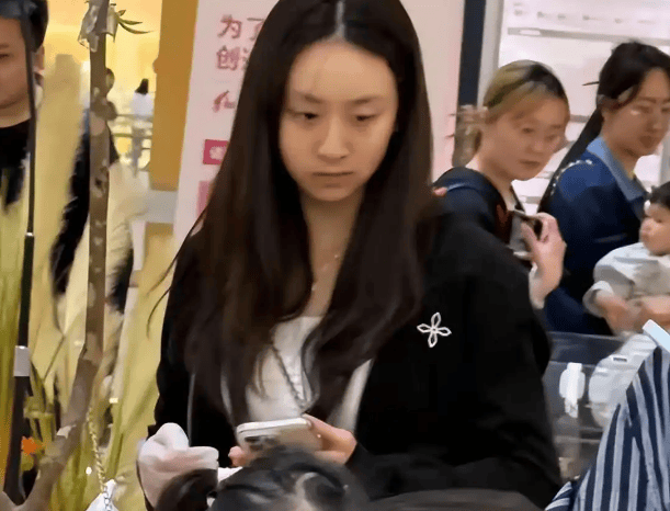 17岁森碟素颜被偶遇，暴风抽高腿长逆天，下巴矫正后颜值大逆袭