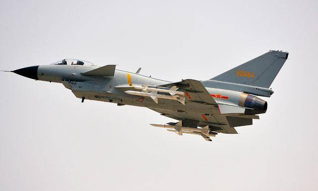 霹雳-15E大名传遍世界，全球目光看向美国，亮剑AIM-260空空导弹