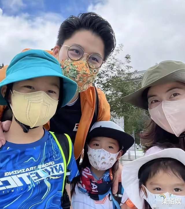 郭晶晶一家五口逛街，小女儿长发如瀑，颜值超越妈妈，太吸睛！