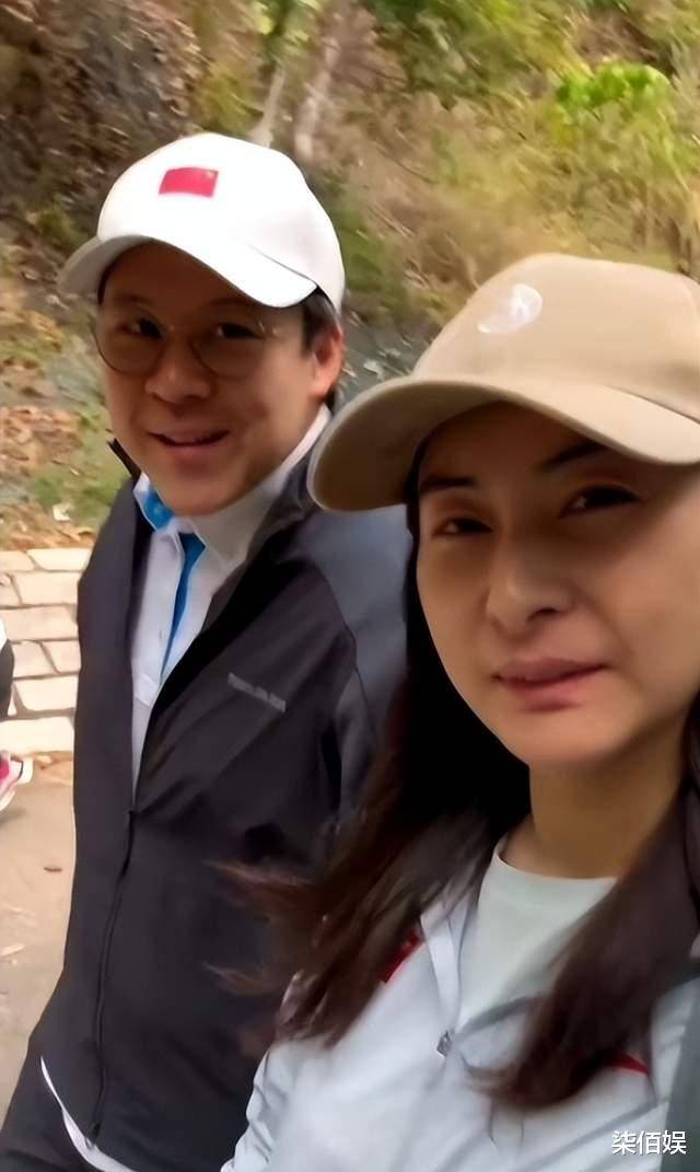 郭晶晶一家五口逛街，小女儿长发如瀑，颜值超越妈妈，太吸睛！