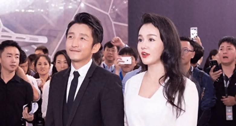 邹市明娇妻“浴室照”曝光，冉莹颖疑似整容，身材火辣似卡戴珊