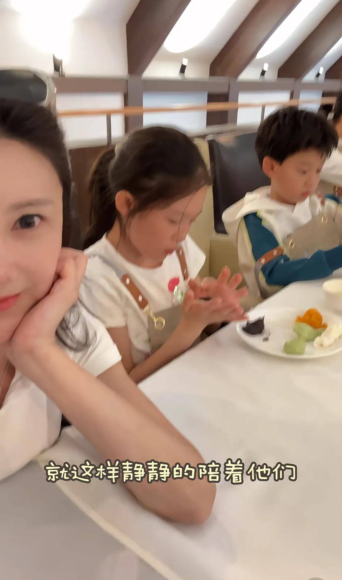 甘薇离婚后带娃露营，三孩子独立乖巧颜值高，叹自己是非常快乐的人
