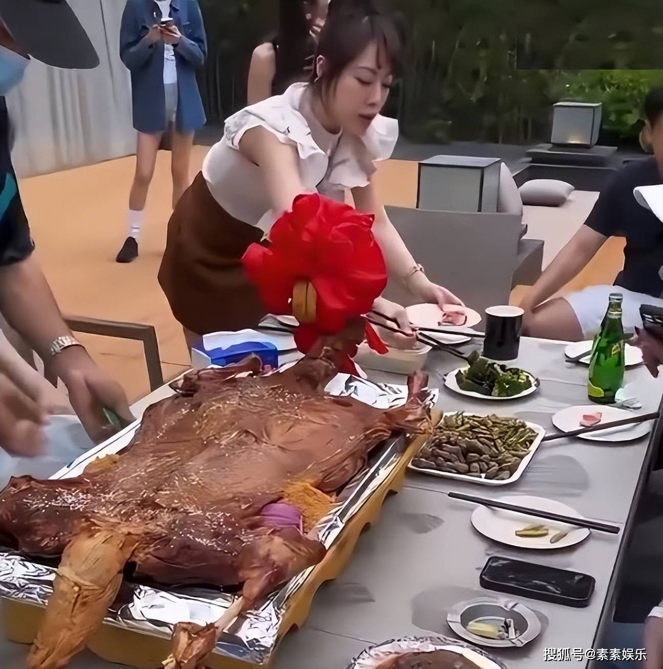 汪小菲霸气！2亿豪宅内宴请马筱梅家人吃烤全羊，家人一团和气