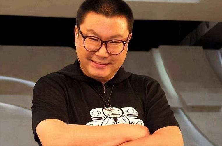 尹相杰现状：靠接商演生活，身形消瘦判若两人，和小妻子很恩爱