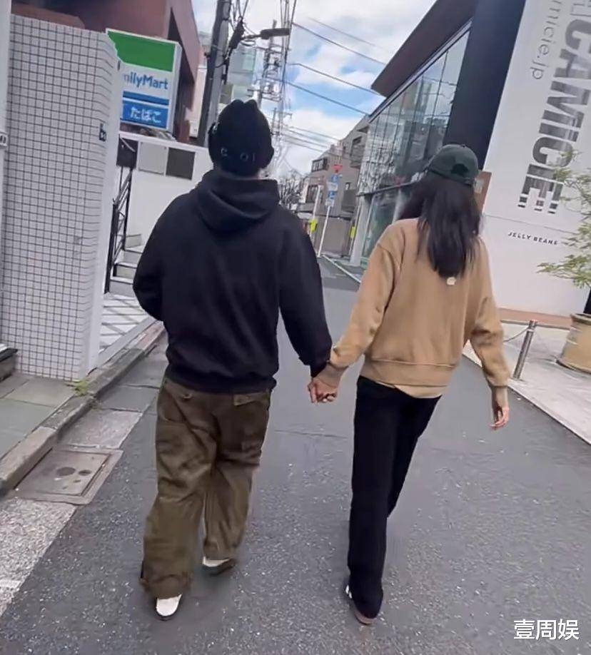 陈冠希日本逛街被偶遇，妻子十指紧扣甜蜜秀恩爱，身高差异引关注