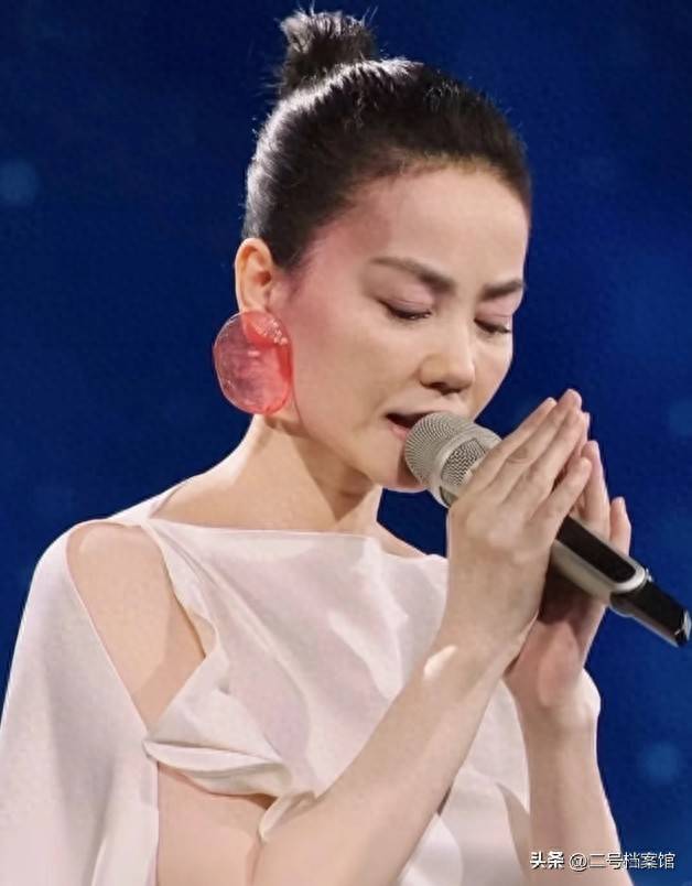 面容变老！54岁李亚鹏显“落魄”，与谢霆锋差距愈加明显
