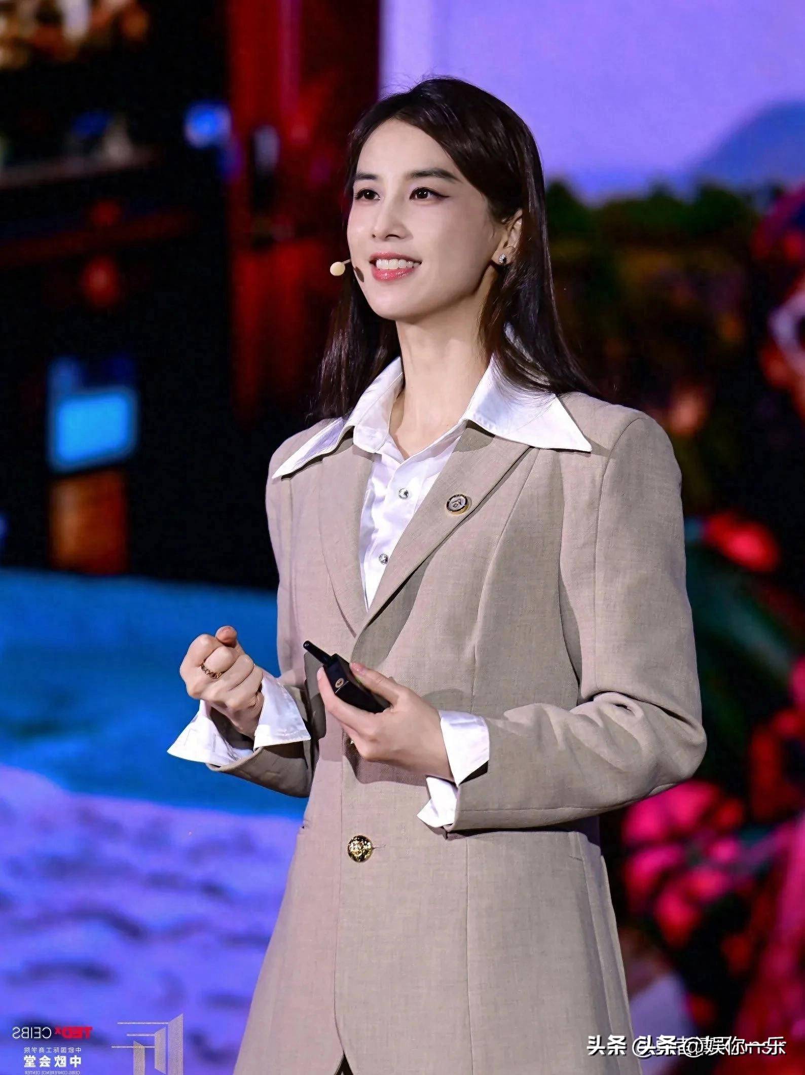 黄圣依母女现身中欧商学院演讲，优雅自信, 高挑纤瘦！妈妈满心欣慰