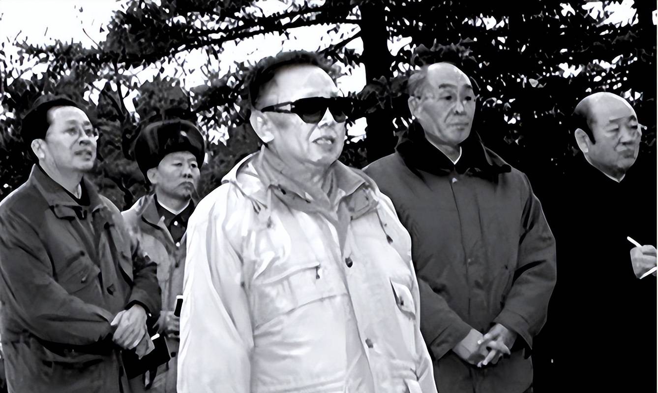 2013年，朝鲜“驸马爷”张成泽审判现场：脸上有被殴打过的痕迹