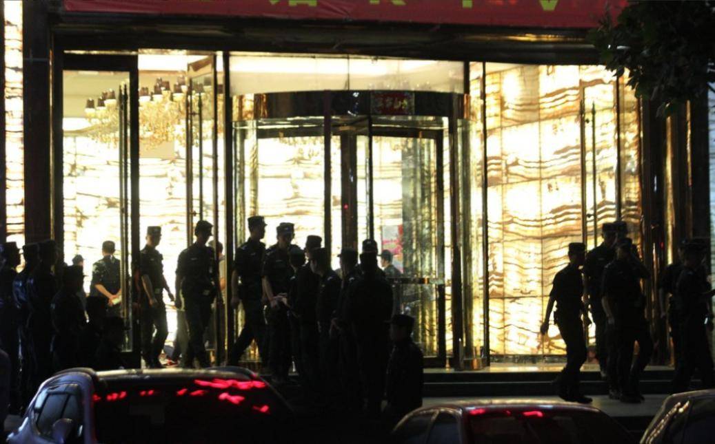 铁粉空间骗了多少人16年300名警察连夜封锁郑州一娱乐场所仅女服务员装了6辆大巴  第10张