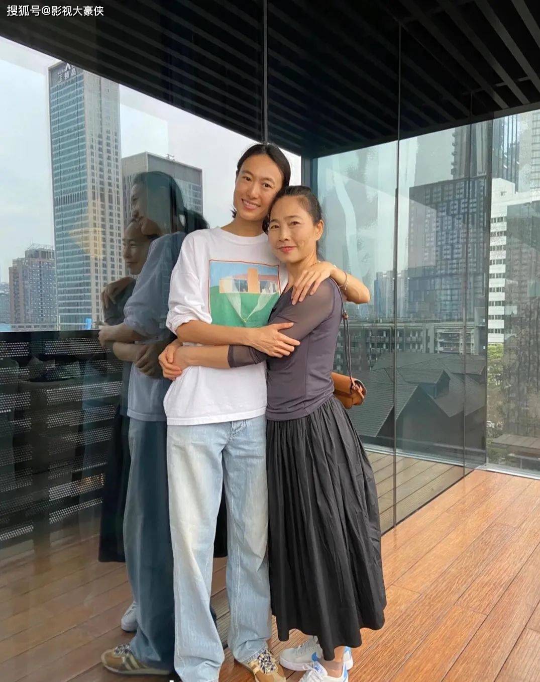 陈冠希和老婆秦舒培带娃回老家探亲 与亲戚全程热情互动