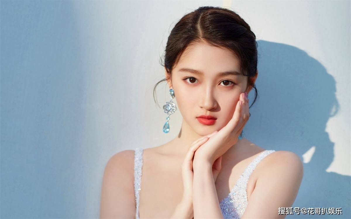 关晓彤颜值被嘲脸部发福下巴尖尖眼睛吊起来了隔空撞脸陈乔恩娱乐小八卦