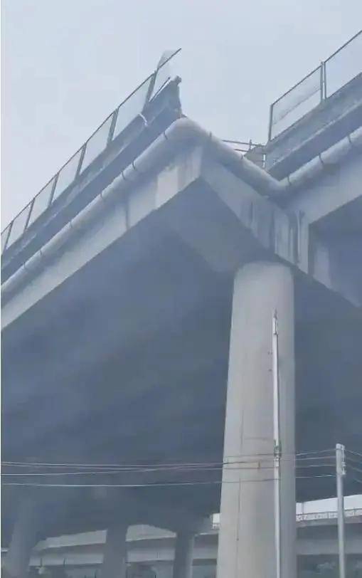 雷火·竞技(中国)-电竞网站特大事故！东莞惊现断头路4车道变3车道有车辆飞出车毁人亡！