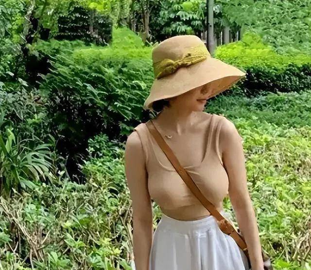 原创              18岁黄多多度假照引争议，网友纷纷评论：这身材熟透”了！