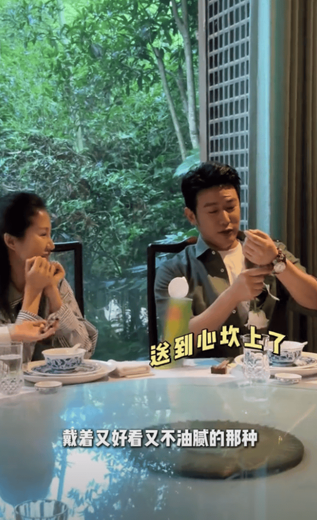 原创             陆毅一家庆六一，鲍蕾妈妈露面年轻漂亮，轮流住俩女儿家好幸福
