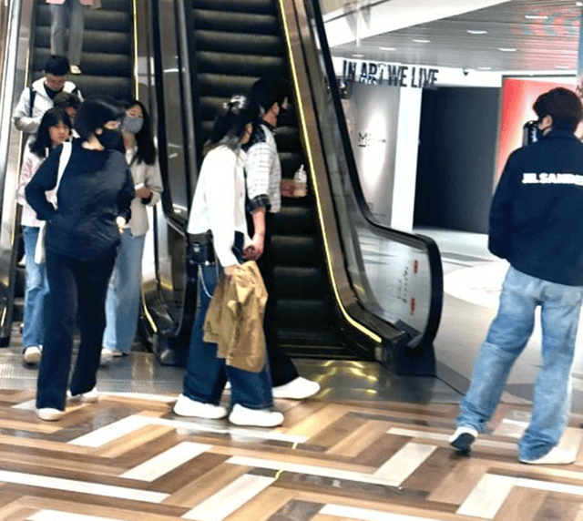 原创             陆毅一家庆六一，鲍蕾妈妈露面年轻漂亮，轮流住俩女儿家好幸福