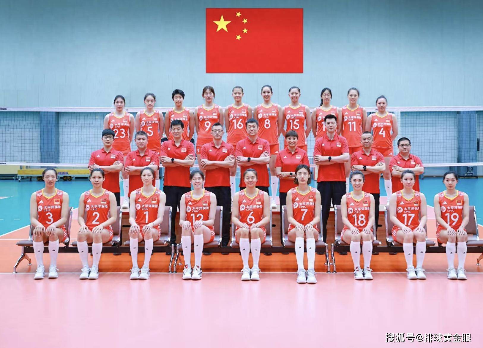 原创             中国女排首张正式合照！18人名单还将每场减员4人，首秀不容有失
