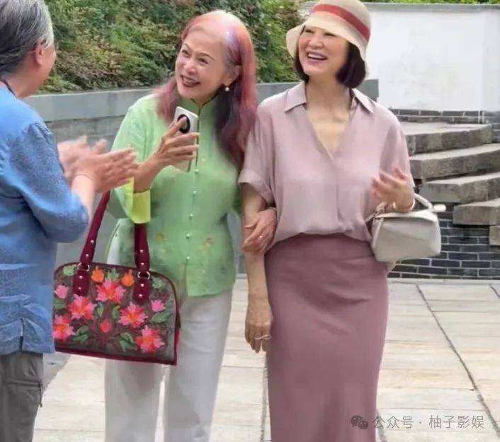71岁的林青霞现身江西被偶遇，穿粉色衬衫搭缎面包臀长裙，雍容华贵很像贵妇