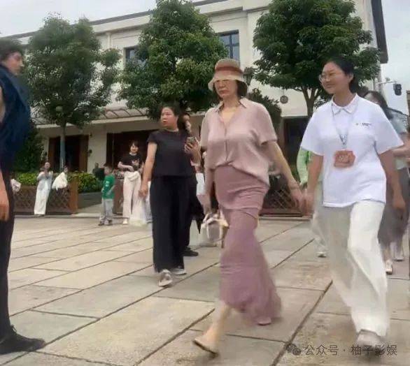 71岁的林青霞现身江西被偶遇，穿粉色衬衫搭缎面包臀长裙，雍容华贵很像贵妇