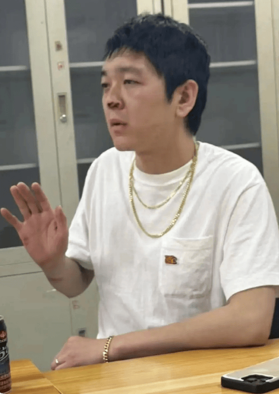马思纯男友张曼乐现身医院急诊就医 疑似被人用酒瓶砸伤