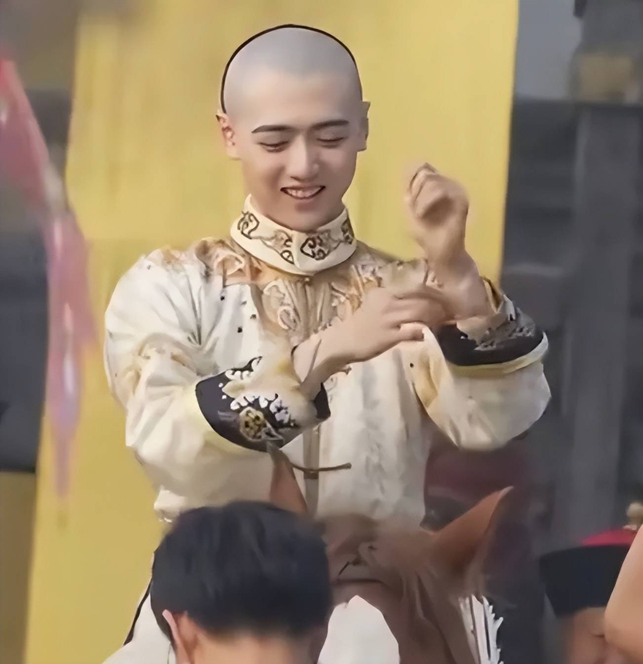 新版小燕子路透曝光！审美降级苦相又土气，还不如老版丫鬟亮眼