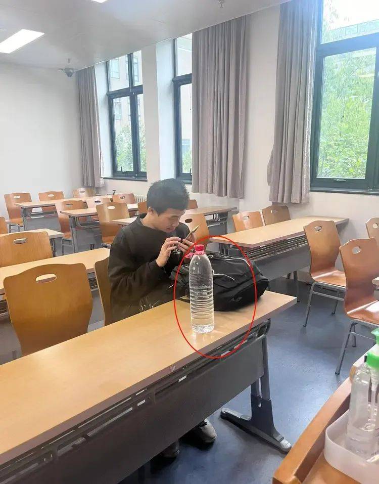 原创             韦东奕办公室开会画面曝光，终于换了新手机，坐姿太与众不同！